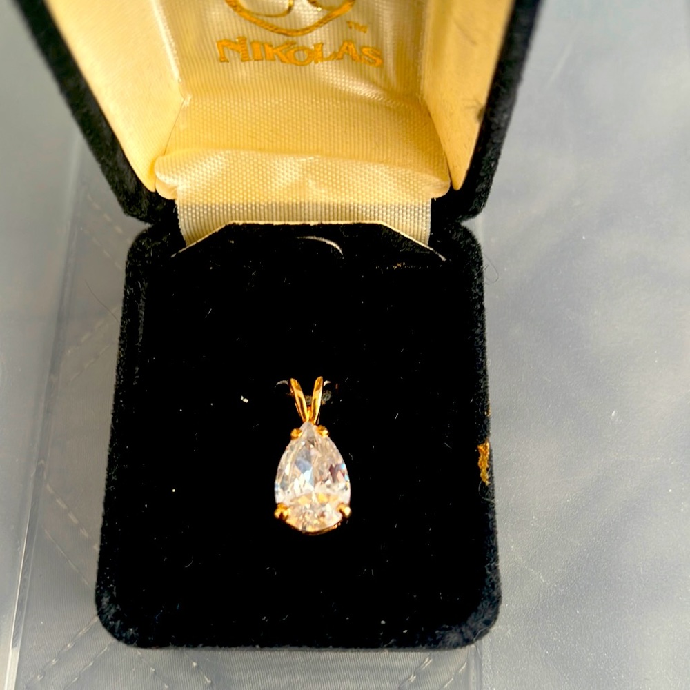 Cubic zirconia pendant set in gold